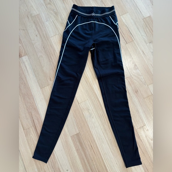 ALO Yoga Black Airbrush Heart Throb Set - Picture 8 of 15